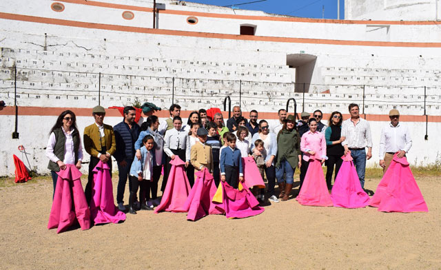 Participantes y familiares psoando en la foto final del Taller de Aficionados Prácticos de Badajoz