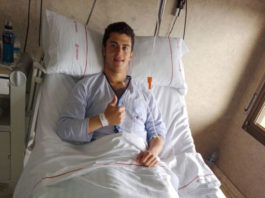 El novillero Juan Luis Moreno en la cama del hospital sevillano donde ha sido intervenido quirúrgicamente