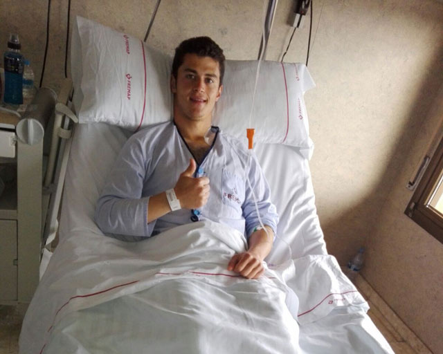 El novillero Juan Luis Moreno en la cama del hospital sevillano donde ha sido intervenido quirúrgicamente