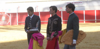 Los tres finalistas con sus trofeos