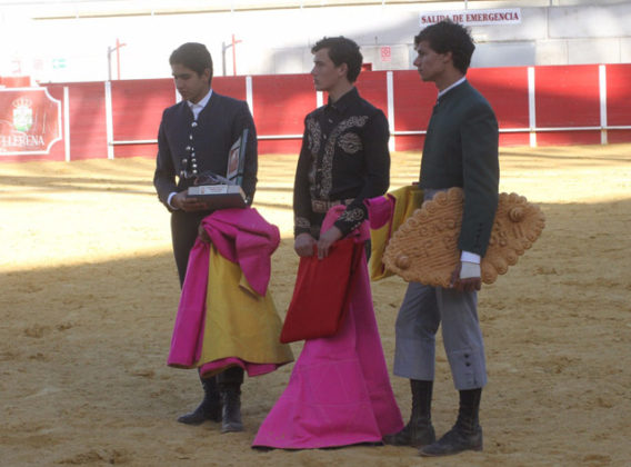 Los tres finalistas con sus trofeos