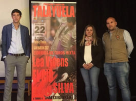 Miguel Ángel Silva posando junto al cartel de su próximo compromiso en Talayuela