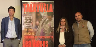 Miguel Ángel Silva posando junto al cartel de su próximo compromiso en Talayuela