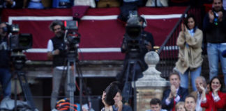 Antonio Ferrera y José Manuel Montoliú brindando al cielo tras poner banderillas en La Maestranza (FOTO:Toromedia)