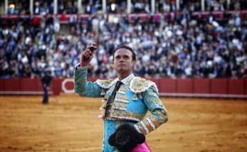 Antonio Ferrera paseando la oreja de Platino por el albero maestrante (FOTO:Toromedia)