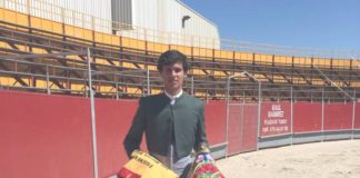 El joven novillero con los trofeos conseguidos al proclamarse vencedor del Bolsín Villa de Candeleda