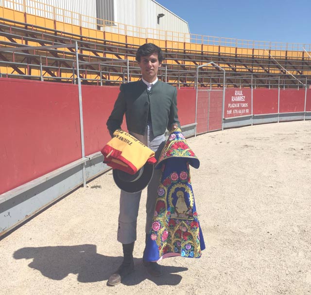 El joven novillero con los trofeos conseguidos al proclamarse vencedor del Bolsín Villa de Candeleda
