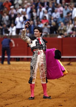 José Garrido mostrando el trofeo conseguido (FOTO: Toromedia)