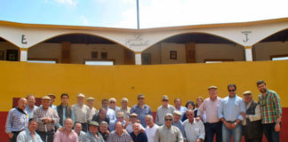 Los socios de la peña 'Media Verónica' posando en la plaza de tientas de Los Espartales