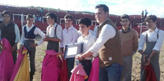 El alumno de la escuela taurina de Badajoz recogiendo el trofeo que le acredita como ganador del Bolsín Dehesa y Toro de Táliga