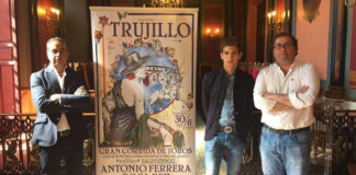 El empresario Joaquín Domínguez y el torero Ginés Marín en el acto de presentación del cartel de Trujillo