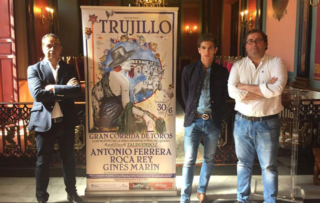 El empresario Joaquín Domínguez y el torero Ginés Marín en el acto de presentación del cartel de Trujillo