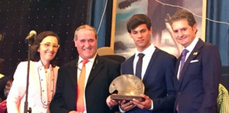 Carlos Domínguez posando junto a Rafael González 'Chiquilín' en la entrega del trofeo que lleva su nombre