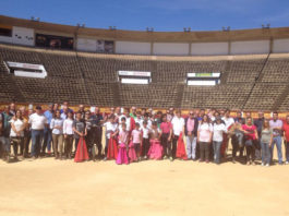 Los participantes de la jornada de puertas abiertas y toreo de salón junto a los maestros Reina y Cartujano