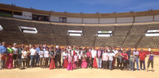 Los participantes de la jornada de puertas abiertas y toreo de salón junto a los maestros Reina y Cartujano