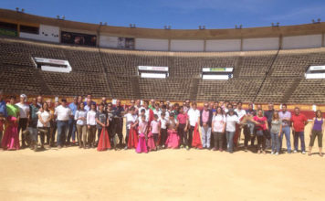 Los participantes de la jornada de puertas abiertas y toreo de salón junto a los maestros Reina y Cartujano