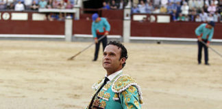 Antonio Ferrera dando la vuelta con la oreja ganada a ley en Las Ventas (FOTO: Plaza1)