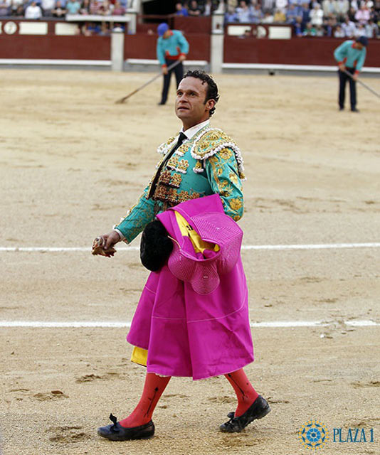 Antonio Ferrera dando la vuelta con la oreja ganada a ley en Las Ventas (FOTO: Plaza1)