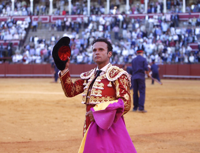 Antonio Ferrera dando la vuelta al ruedo en Sevilla con el semblante serio por perder las orejas con la espada (FOTO: Toromedia)