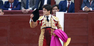 José Garrido saludando la ovación que le tributó el público de Madrid tras despachar a su primero (FOTO: Plaza1)