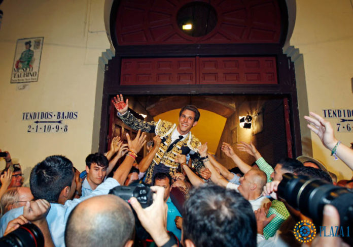 Ginés Marín saliendo a hombros de la Monumental de Las Ventas (FOTO: Plaza 1)