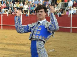 Ismael Jiménez muestra al público de Aceuchal el doble trofeo concedido (FOTO: Campos)