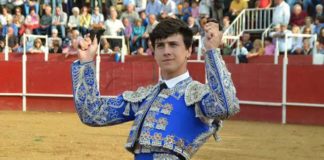 Ismael Jiménez muestra al público de Aceuchal el doble trofeo concedido (FOTO: Campos)