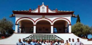 Miembros de la peña 'Media Verónica' de Herrera del Duque en la ganadería de Cayetano Muñoz