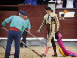 Talavante marchándose a la enfermería con la oreja cortada al quinto (FOTO: Plaza 1)