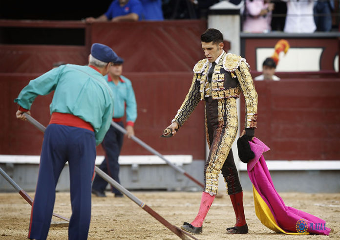 Talavante marchándose a la enfermería con la oreja cortada al quinto (FOTO: Plaza 1)