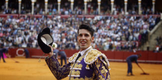 Alejandro Talavante saludando a la afición tras cortar la oreja de su primero (FOTO:Toromedia)