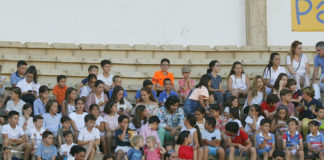 Morante impartiendo su clase magistral en el tendido infantil