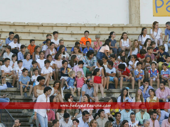 Morante impartiendo su clase magistral en el tendido infantil