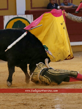 Roca Rey. Susto con ese pitón