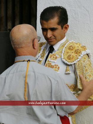 Andrés Cruz, capellán de la plaza, saluda a Adame