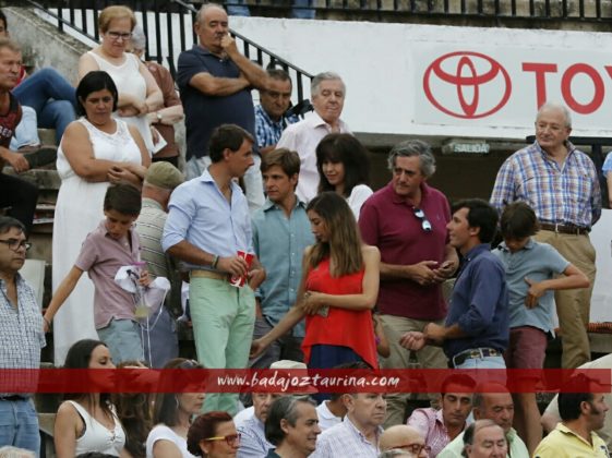 El Juli rodeado de amigos junto con la mujer de Garrido