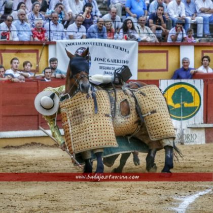 Curro Sanlúcar agarrándose con la espuela