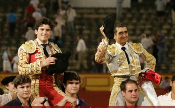 Garrido y Adame paseados a hombros