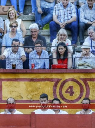 El banderillero Fernando González en el exilio del tendido con su novia