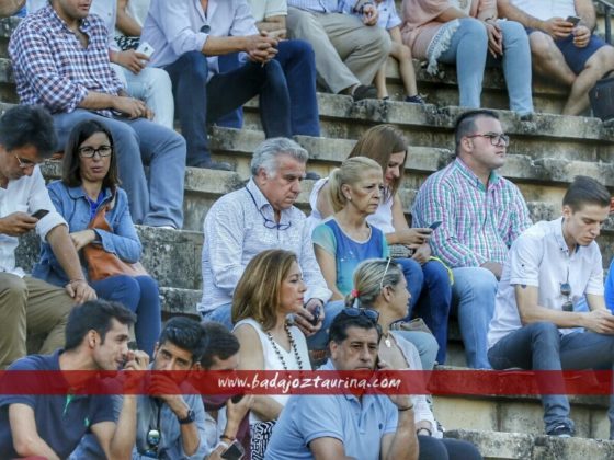 Pepe Marchivirito y señora viendo a su sobrino Carlos