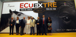 Paco Camino rodeado de las autoridades locales y regionales en la inauguración de ECUEXTRE
