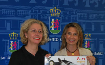 Pepa Dueñas y Blanca Subirán muestran el cartel de la nueva edición de ECUEXTRE
