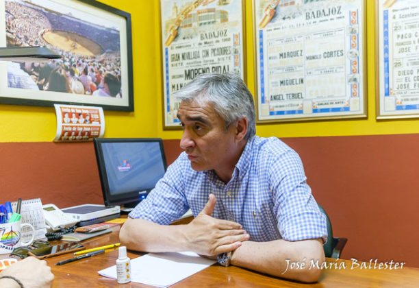 José Cutiño respondiendo a la entrevista de Badajoz Taurina en las oficinas de la plaza de toros de Badajoz