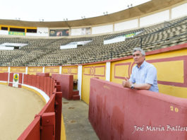 José Cutiño en el burladero de la empresa desde el que lleva viendo los toros en Badajoz desde el año 2000