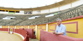 José Cutiño en el burladero de la empresa desde el que lleva viendo los toros en Badajoz desde el año 2000