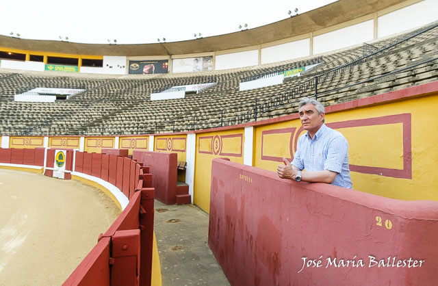 José Cutiño en el burladero de la empresa desde el que lleva viendo los toros en Badajoz desde el año 2000
