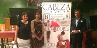 La alcaldesa y la teniente de alcalde de Cabeza la Vaca junto al empresario Jorge Buendía