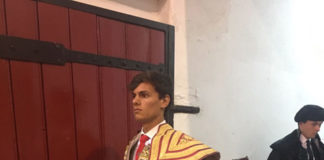 El alumno Carlos Domínguez a punto de hacer el paseíllo en Vila Franca de Xira