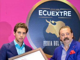 Ginés Marín recogiendo el premio ANCAR de manos de Antonio González, presidente de la entidad otorgante