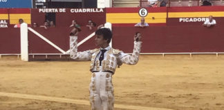 Ismael Jiménez muestra las dos orejas cortadas en Roquetas de Mar (FOTO:@AAETPedroRomero)